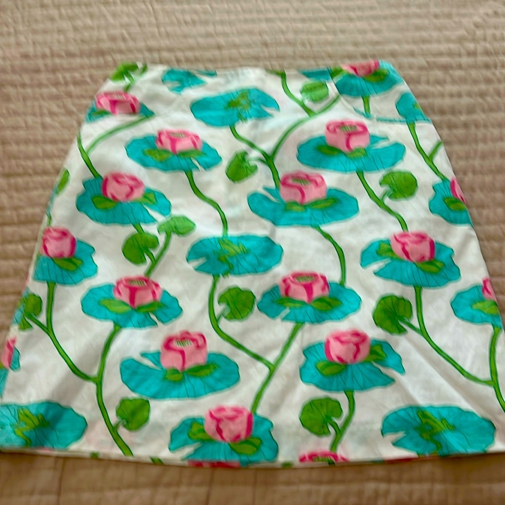 Vintage Lilly Pulitzer skirt with zipper in back.  Lilly print with frogs on it